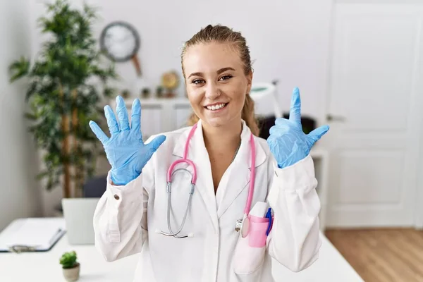 Young Caucasian Woman Wearing Doctor Uniform Stethoscope Clinic Showing Pointing — Stock Photo, Image