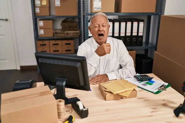 Senior Man Ecommerce Business Worker Tired Working Office — Fotografie, imagine de stoc