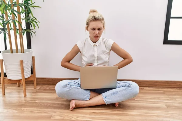 Jonge Blonde Vrouw Met Behulp Van Computer Laptop Zittend Vloer — Stockfoto