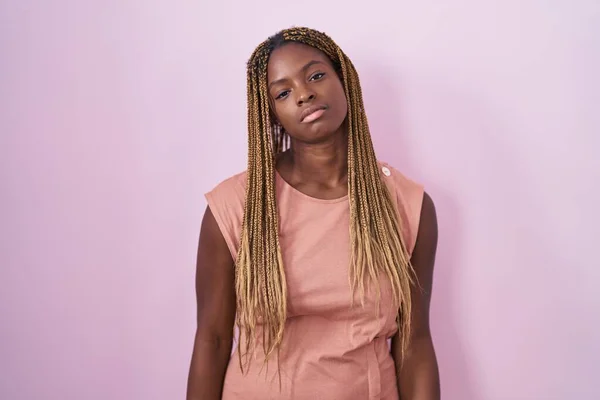 Afro Amerikaanse Vrouw Met Gevlochten Haar Staande Roze Achtergrond Zoek — Stockfoto