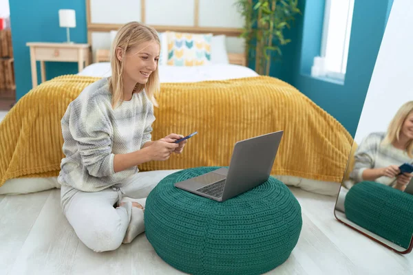 Junge Blonde Frau Sitzt Mit Laptop Und Smartphone Auf Dem — Stockfoto