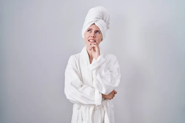 金发女人穿着浴衣 满脑子想的是一个问题 手托着下巴忧心忡忡 — 图库照片