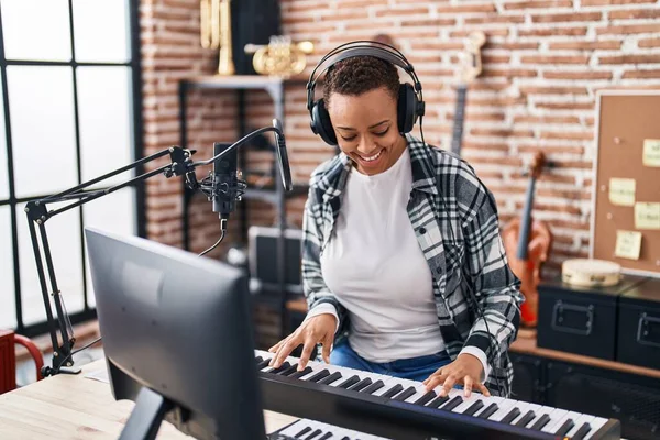 Mujer Afroamericana Músico Sonriendo Confiado Tocando Piano Estudio Música —  Fotos de Stock