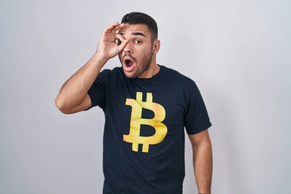 Joven Hombre Hispano Con Camiseta Bitcoin Haciendo Buen Gesto Conmocionado —  Fotos de Stock