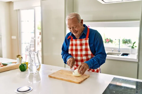 Senior Άνθρωπος Χαμογελά Αυτοπεποίθηση Κοπής Κρεμμυδιού Στην Κουζίνα — Φωτογραφία Αρχείου