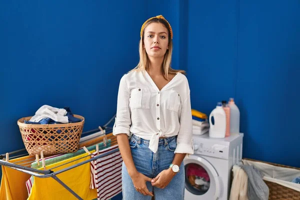 Junge Blonde Frau Der Waschküche Entspannt Mit Ernstem Gesichtsausdruck Einfacher — Stockfoto