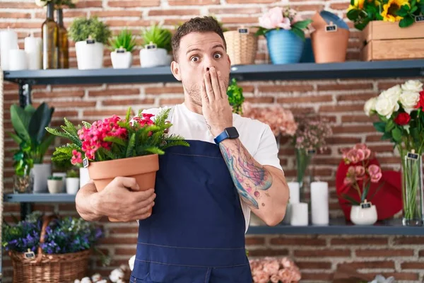Молодий Іспаномовний Чоловік Працює Квітковому Магазині Тримає Рослинний Горщик Покриваючи — стокове фото