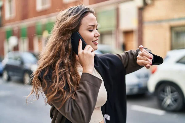 Mujer Hispana Hermosa Joven Hablando Smartphone Mirando Reloj Calle —  Fotos de Stock
