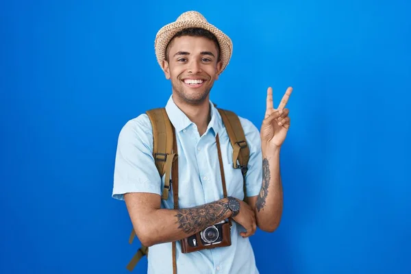 Brasilianske Unge Mand Holder Vintage Kamera Smilende Med Glade Ansigt - Stock-foto