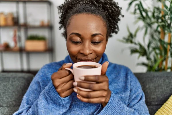 Africano Americano Mulher Cheirando Xícara Café Sentado Sofá Casa — Fotografia de Stock