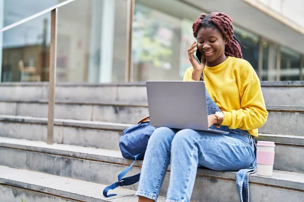 Africano Estudante Americano Usando Laptop Falando Smartphone Universidade — Fotografia de Stock