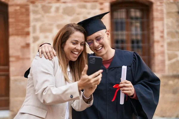 Man Woman Mother Graduated Son Hugging Each Other Having Video — Foto de Stock