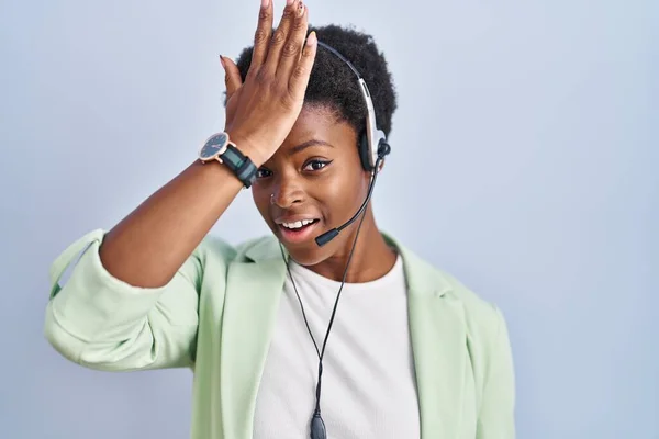 Afro Amerikaanse Vrouw Draagt Callcenter Agent Headset Verrast Met Hand — Stockfoto