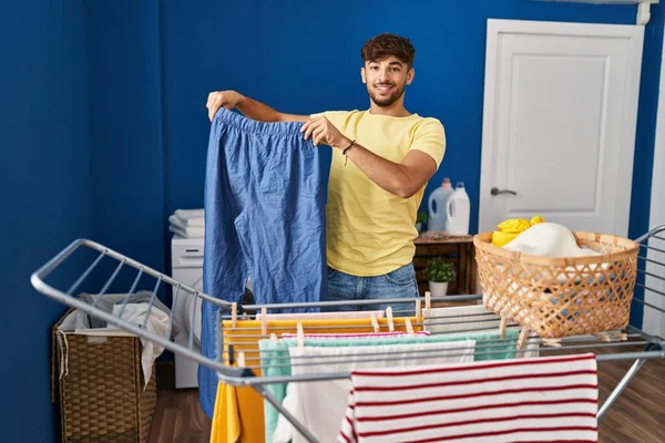 Mladý Arabky Muž Usměvavý Sebevědomě Visí Oblečení Prádelní Šňůře Prádelně — Stock fotografie