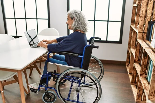 Mujer Discapacitada Pelo Gris Mediana Edad Usando Portátil Sentado Una — Foto de Stock