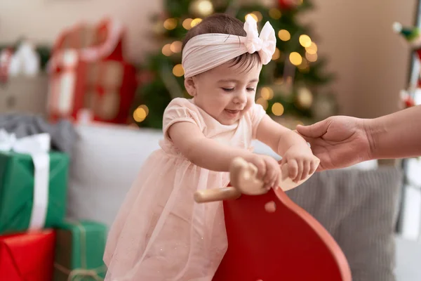 Adorável Criança Brincando Renas Balançando Pela Árvore Natal Casa — Fotografia de Stock