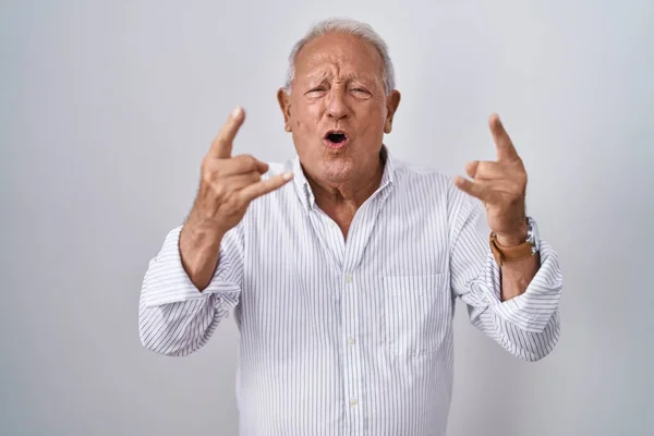 Zole Edilmiş Arka Planda Gri Saçlı Yaşlı Adam Çılgın Bir — Stok fotoğraf