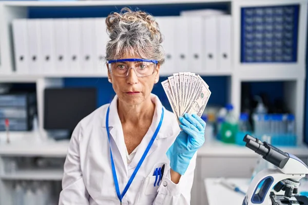 Mujer Mediana Edad Que Trabaja Laboratorio Científico Sosteniendo Dólares Pensando — Foto de Stock