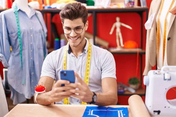 Young Hispanic Man Tailor Smiling Confident Using Smartphone Atelier — Stock Photo, Image