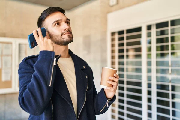 Hombre Hispano Joven Escuchando Mensaje Voz Por Teléfono Inteligente Bebiendo — Foto de Stock