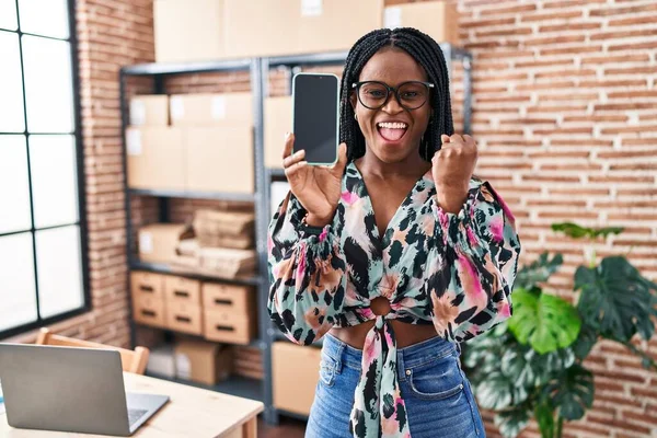 Africká Žena Copánky Pracuje Malém Podnikání Eommerce Ukazující Obrazovku Smartphone — Stock fotografie
