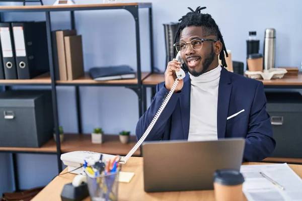Afroamerikanerin Arbeitet Mit Laptop Büro Telefon — Stockfoto