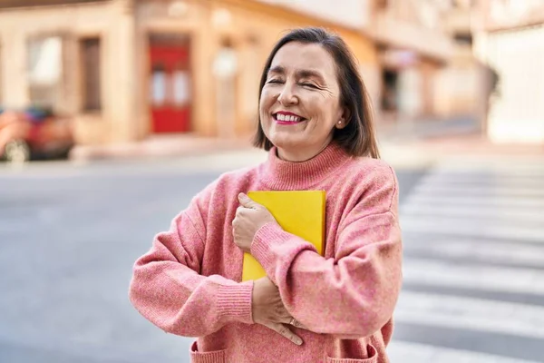 Μέση Ηλικία Γυναίκα Χαμογελώντας Αυτοπεποίθηση Βιβλίο Αγκαλιάζει Στο Δρόμο — Φωτογραφία Αρχείου