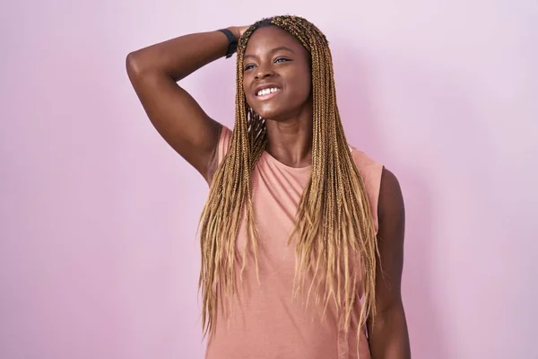 Африканская Американка Плетеными Волосами Стоящими Розовом Фоне Улыбаясь Уверенно Трогательными — стоковое фото