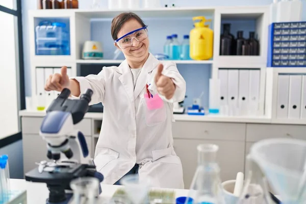 증후군을 히스패닉 소녀는 과학자 실험실에서 손으로 긍정적 행동을 승인합니다 승자의 — 스톡 사진