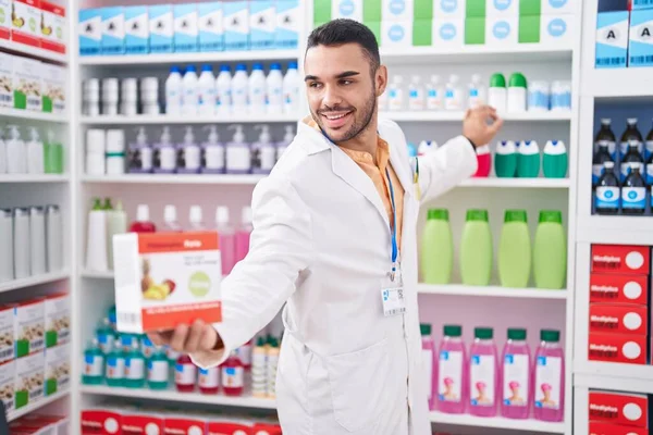Jonge Spaanse Man Apotheker Glimlacht Vol Vertrouwen Houden Vitamine Pakket — Stockfoto