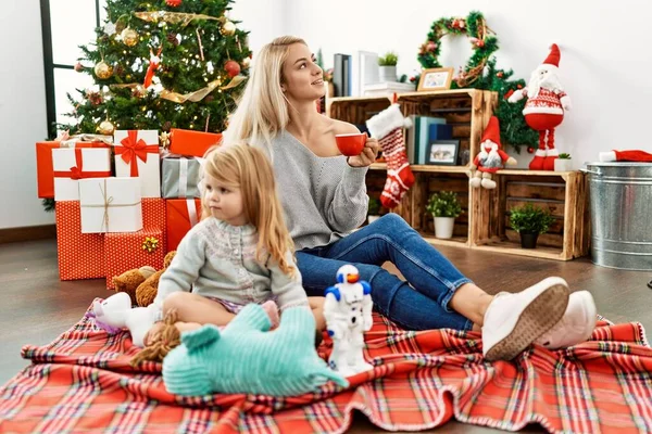 妈妈和女儿在家里玩玩具 喝咖啡 坐在圣诞树旁 — 图库照片