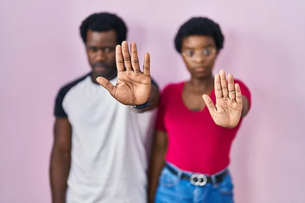 Jeune Couple Afro Américain Debout Sur Fond Rose Faisant Arrêter — Photo