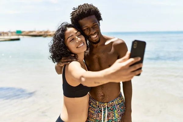 Νεαρό Διαφυλετικό Ζευγάρι Τουριστών Που Φορούν Μαγιό Κάνοντας Selfie Από — Φωτογραφία Αρχείου