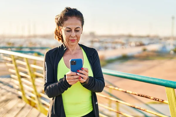 Middle Age Hispanic Woman Working Out Smartphone Promenade — Stock fotografie