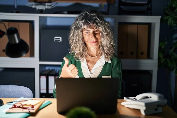 Orta Yaşlı Bir Kadın Bilgisayarla Çalışıyor Elleriyle Mutlu Bir Jest — Stok fotoğraf