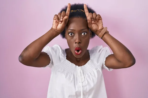 Afrikaanse Vrouw Met Krullend Haar Staan Roze Achtergrond Doen Grappig — Stockfoto