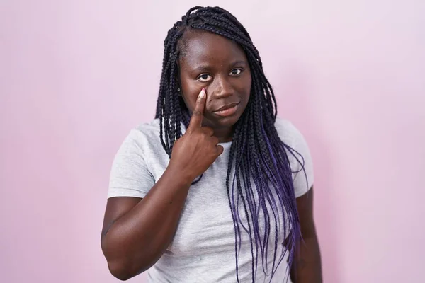 Joven Mujer Africana Pie Sobre Fondo Rosa Apuntando Ojo Observándote —  Fotos de Stock