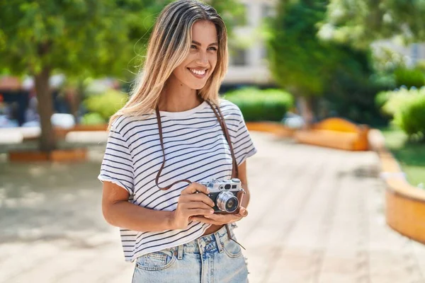Young Blonde Woman Smiling Confident Using Vintage Camera Park — ストック写真