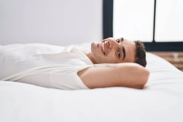 Joven Hombre Hispano Sonriendo Confiado Acostado Cama Dormitorio — Foto de Stock