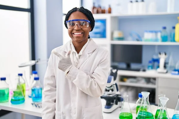 アフリカ系アメリカ人の女性が科学研究所で働いてる — ストック写真