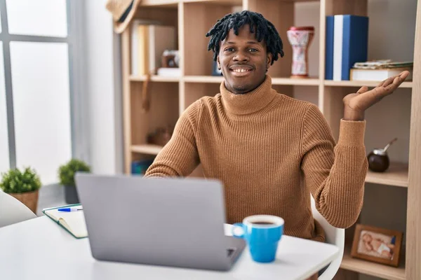 Mladý Africký Muž Dredy Pracuje Pomocí Počítače Notebook Veselým Úsměvem — Stock fotografie