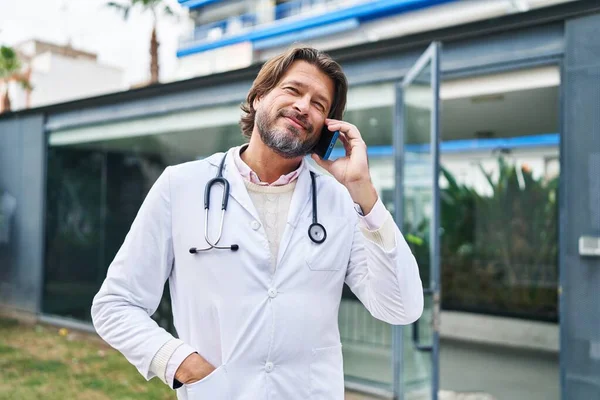 Middle Age Man Doctor Smiling Confident Talking Smartphone Hospital — ストック写真