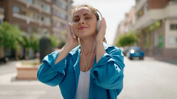 Νεαρή Γυναίκα Που Ακούει Μουσική Χορεύει Στο Δρόμο — Φωτογραφία Αρχείου