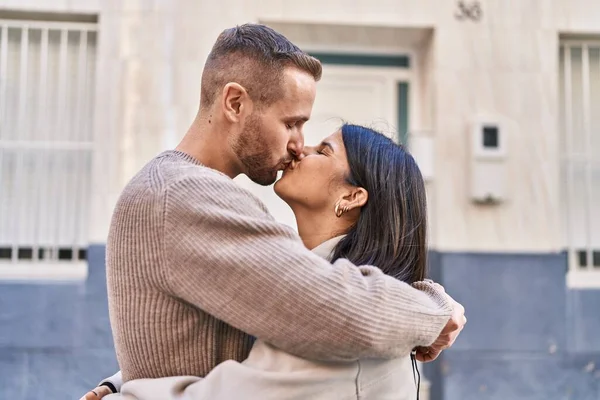 Man Woman Couple Hugging Each Other Kissing Street — Foto Stock