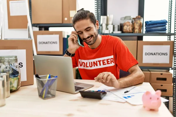 Handsome Hispanic Man Working Volunteer Doing Countability Speaking Phone Donation — Stockfoto