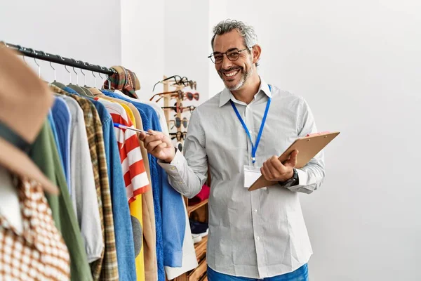 Grauhaarige Verkäuferin Mittleren Alters Lächelt Selbstbewusst Und Arbeitet Bekleidungsgeschäft — Stockfoto