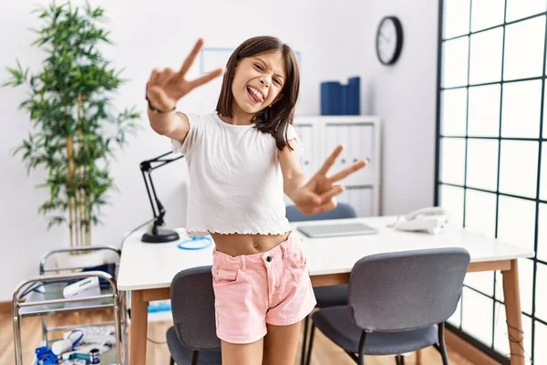 Jong Latijns Meisje Dat Kinderkliniek Staat Glimlacht Met Zijn Tong — Stockfoto