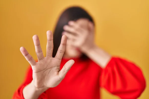 Young Hispanic Woman Standing Yellow Background Covering Eyes Hands Doing — Photo