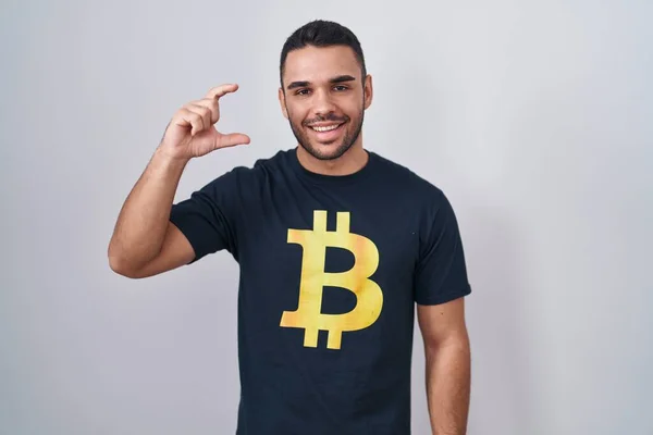 Joven Hombre Hispano Vistiendo Camiseta Bitcoin Sonriente Confiado Gesto Con —  Fotos de Stock