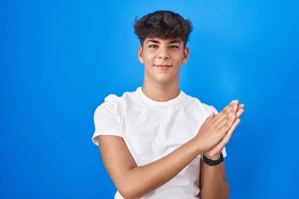 Ισπανόφωνος Έφηβος Στέκεται Πάνω Από Μπλε Φόντο Παλαμάκια Και Χειροκροτούν — Φωτογραφία Αρχείου